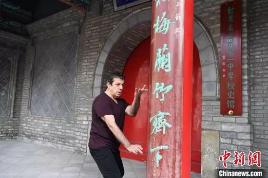 中国广东到新疆,再到甘肃兰州,已在中国生活15年的加拿大人约瑟夫·坎泊尔现在是甘肃省兰州第一中学的外籍英语教师,自13岁起,他开始学习中国武术。杨艳敏 摄