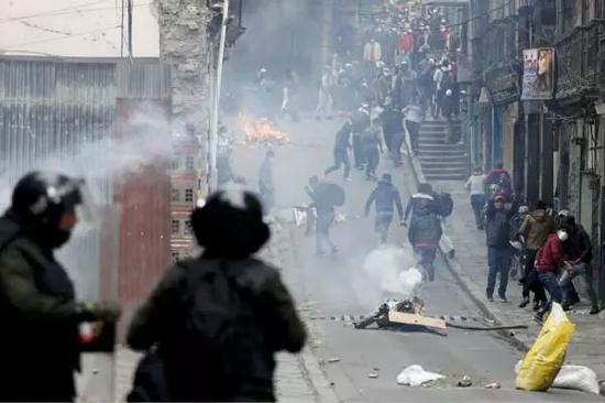 （玻利维亚警方和莫拉莱斯的支持者发生冲突）