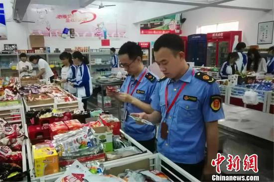 资料图:为加强校园及周边食品安全监管,江西在全省范围内开展校园及周边“五毛食品”专项整治工作。江国忠 摄