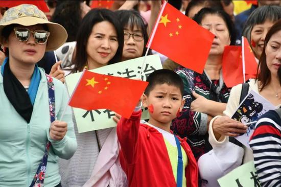 曾被暴徒打中左眼的他 今天在香港发起一场集会