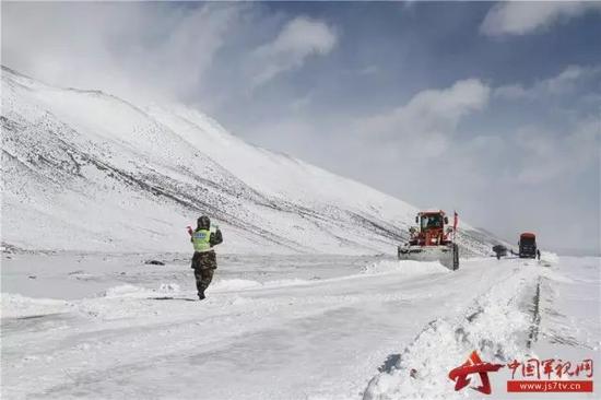  ▲武警官兵正在清理路面积雪
