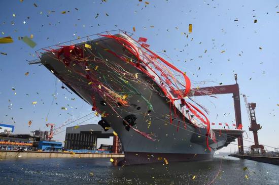 资料图：2017年4月26日，中国第一艘完全自主研发制造的国产航空母舰，在中国船舶重工集团公司大连造船厂举行下水仪式