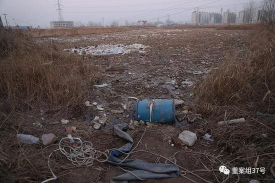  ▲12 月 11 日，郓城县随官屯镇一复垦用地深坑中有大量生活垃圾和建筑垃圾。新京报记者 王飞 摄