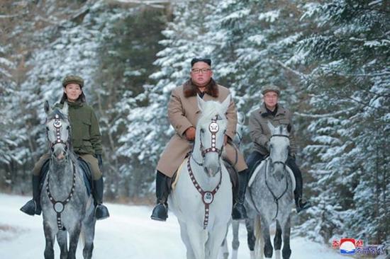 12月4日,金正恩骑马登白头山(图/朝中社)