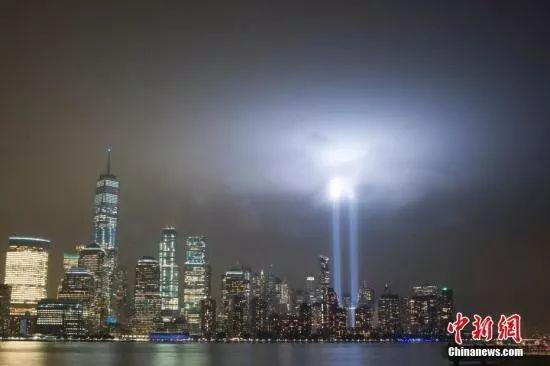 “资料图：911事件”17周年，双子塔灯柱照亮夜空。中新社记者 廖攀 摄