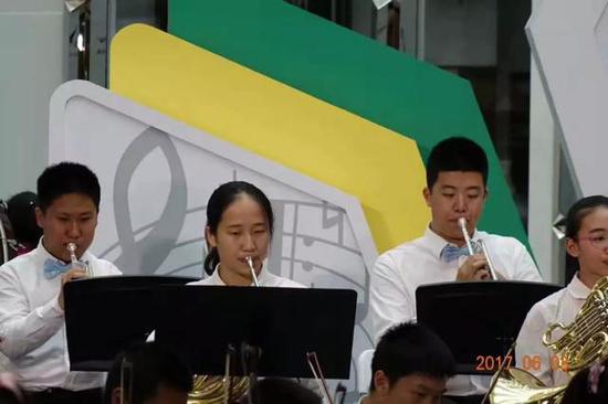  小号学生戴望尘（左）在青少年交响乐团排练图片由采访对象提供