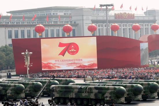 10月1日,庆祝中华人民共和国成立70周年大会在天安门广场隆重举行,盛大的阅兵仪式引起国际关注。