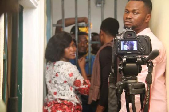 图为“诺莱坞”电影《受够了》的拍摄现场。新华社记者郭骏 摄