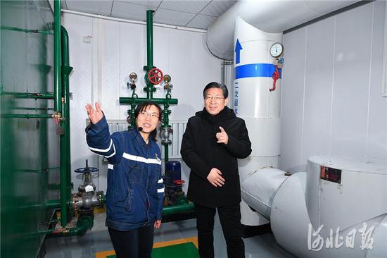 12月31日，省委书记、省人大常委会主任王东峰在石家庄调研检查，看望慰问一线工作者，代表省委、省政府，向大家表示衷心感谢，致以崇高敬意。这是王东峰在石家庄市裕华区石门供热站现场查看供热站供热回水温度和市民室温抽样采集情况。 河北日报客户端记者赵威摄