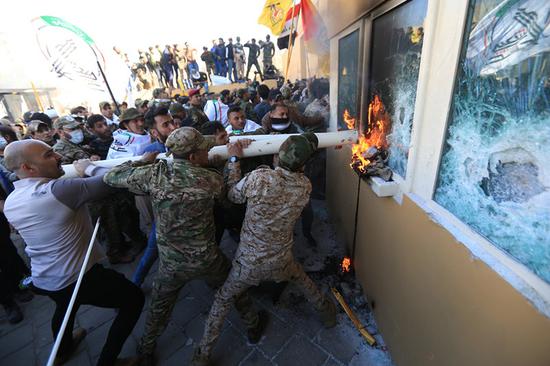  12月31日，美国驻伊拉克大使馆遭围攻  图源：《纽约时报》