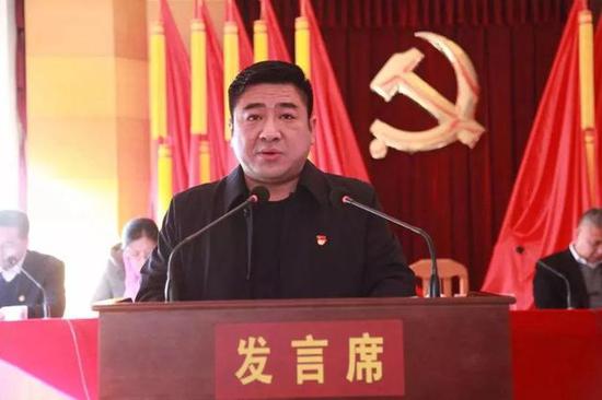 黑老大当了＂劳模＂后 曾在获奖当晚殴打专职摄