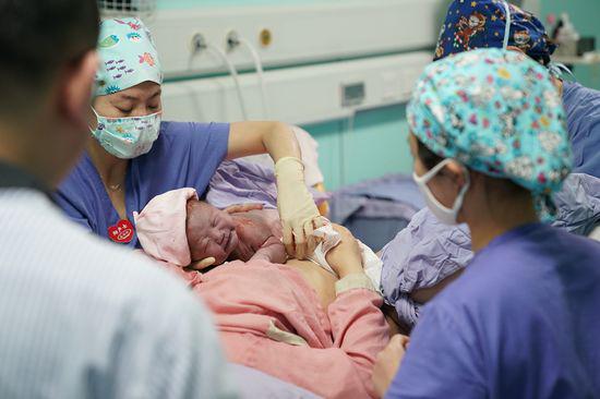 第一批“20后”出生 90后的评论亮了