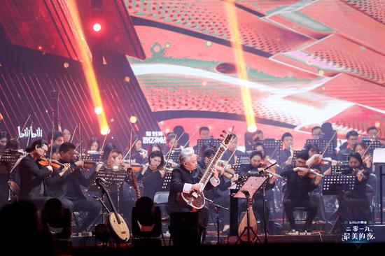 国乐大师方锦龙与百人交响乐团的合作
