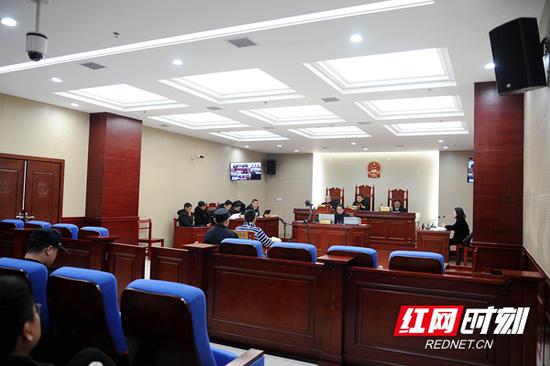  庭审现场。