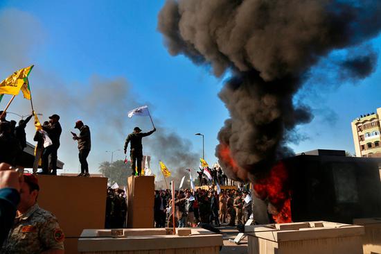  美国驻巴格达大使馆外爆发冲突，图自美联社