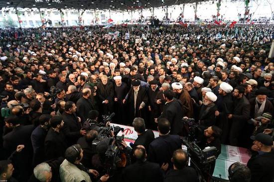 1月6日,伊朗举国为苏莱曼尼举行葬礼(图/EPA-EFE)