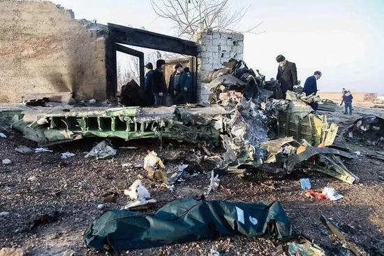  1月8日，在伊朗德黑兰郊外坠机现场拍摄的乌克兰国际航空公司客机的残骸。图/新华