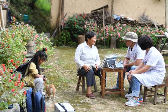 张清语和爸妈一起来到清溪村为村民开展医疗服务。