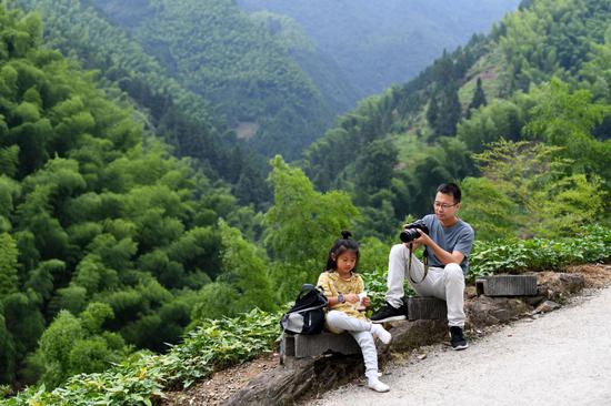  8月31日，刘军喜在安徽省休宁县璜尖乡清溪村拍摄7岁女孩张清语和父母的驻村故事。