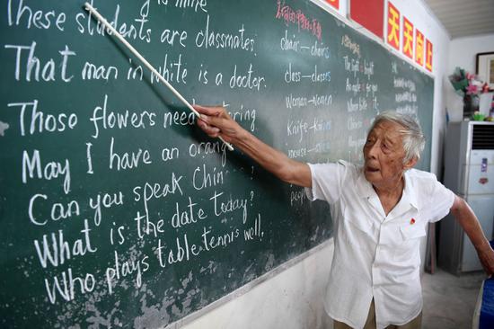 叶连平在“留守未成年人之家”教室里上英语课。