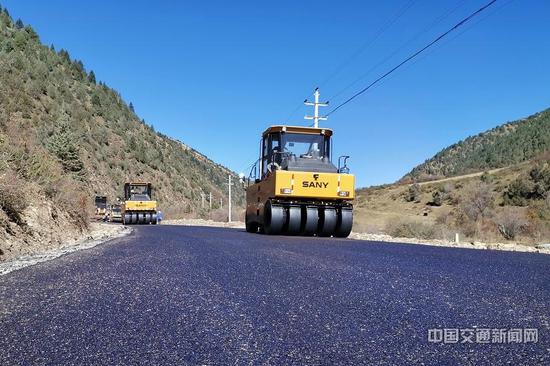 色达县霍西乡五色海旅游路项目建设现场. 李宁 摄