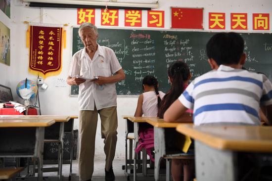  叶连平在“留守未成年人之家”教室里结束一个小时的英语课走下讲台。