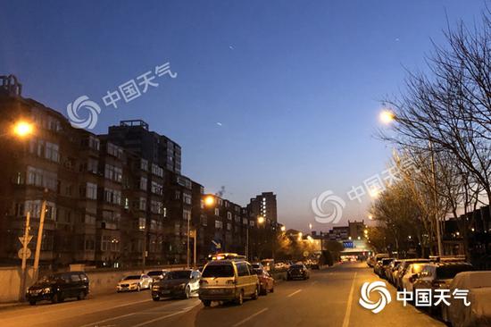今天早晨,北京天气晴朗,气温较低。(图/王晓)