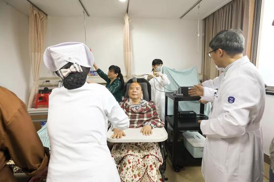 国内首例 72岁高位截瘫患者用意念喝可乐打麻将