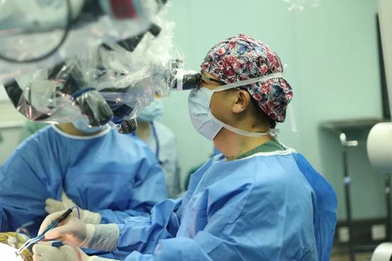 国内首例 72岁高位截瘫患者用意念喝可乐打麻将