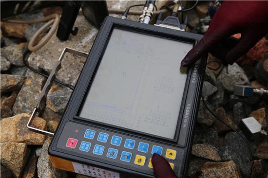 春运路上她们为钢轨做b超