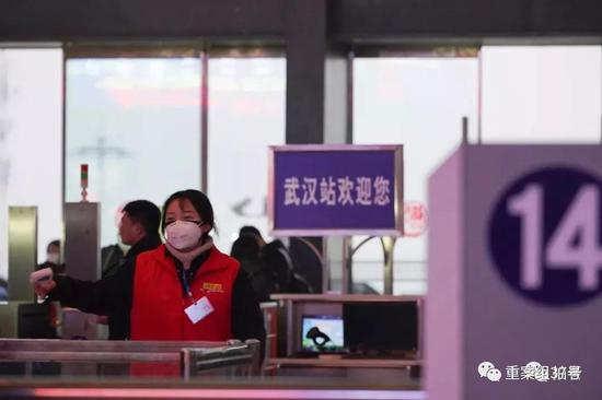 ▲1月21日，武汉火车站，工作人员拿着体温检测仪检测经过进站闸机的体温。摄影/新京报记者 游天燚 