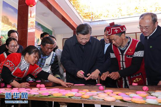  1月19日至21日，中共中央总书记、国家主席、中央军委主席习近平来到云南，看望慰问各族干部群众，向全国人民致以新春祝福。这是19日下午，习近平在腾冲市清水乡三家村中寨司莫拉佤族村，同村民李发顺一家制作当地节日传统食品大米粑粑。 新华社记者 鞠鹏 摄