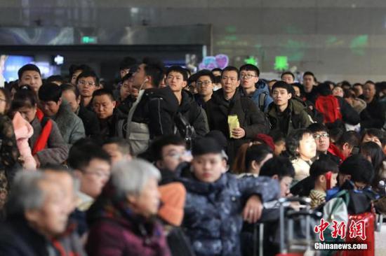  资料图：1月10日，旅客在北京西站内候车。 中新社记者 蒋启明 摄