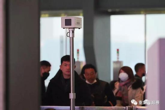  ▲ 1月21日，武汉火车站进站闸机处，立有红外测温仪，据工作人员介绍，这个仪器全站共分布有16个。摄影/新京报记者 游天燚