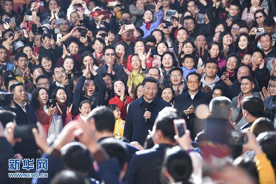 1月19日至21日，中共中央总书记、国家主席、中央军委主席习近平来到云南，看望慰问各族干部群众，向全国人民致以新春祝福。这是20日下午，习近平在昆明国际会展中心展厅外广场上，向云南群众、向全国各族人民、向港澳台同胞和海外侨胞致以新春祝福。 新华社记者 燕雁 摄