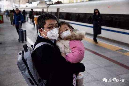  ▲ 1月21日，站台上的旅客。摄影/新京报记者 李凯祥