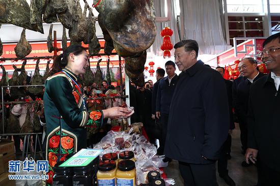1月19日至21日，中共中央总书记、国家主席、中央军委主席习近平来到云南，看望慰问各族干部群众，向全国人民致以新春祝福。这是20日下午，习近平在昆明新春购物博览会年货街，了解春节前市场供应情况。 新华社记者 鞠鹏 摄
