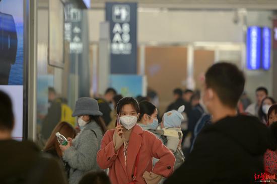 1月22日，成都东站，乘客戴口罩出行