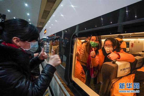 1月25日，送站亲友在铁路南京南站为首批江苏援湖北医疗队队员打气加油。当日，首批江苏援湖北医疗队从南京集结出发，奔赴武汉。 新华社记者 李博 摄