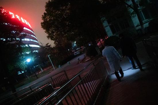 1月27日晚，武汉市金银潭医院，张定宇（右二）跛行前往南楼ICU病房。（湖北日报全媒记者 柯皓 摄）