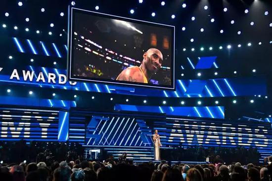 視頻截圖 主持人艾麗西亞·凱斯悼念科比