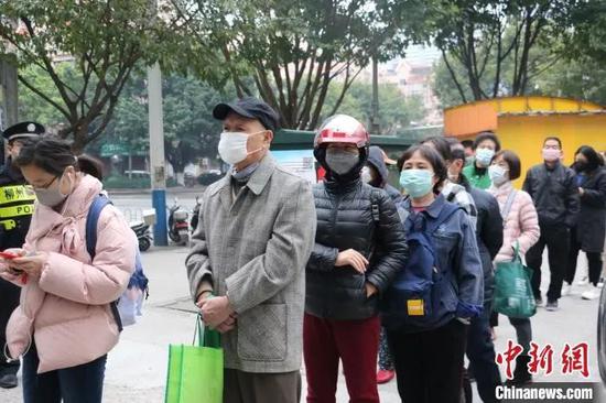  资料图：柳州市桂中大药房锦绣分店前，排队购买口罩民众。 林馨 摄
