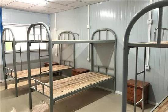雷神山医院医护人员宿舍每间房摆放三张高低床，可供6人居住。