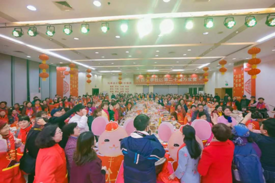 第20届万家宴现场热闹非凡 (图片来源于网络)