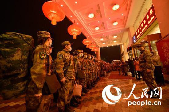 1月24日晚,抵达武汉的医疗队员整装集合。(人民网记者 王欲然摄)