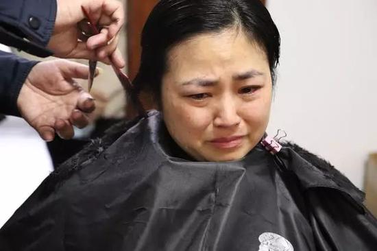 出发前，傅水娟剪掉了一头齐胸的秀发
