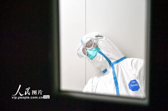 2020年1月30日晚，浙江省湖州市长兴县疾控中心，一名检测人员在高强度工作间隙，稍作休息。