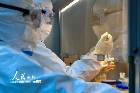 2020年1月30日，浙江省湖州市长兴县疾控中心PCR实验室，检测人员正在进行检测。谭云俸/人民图片