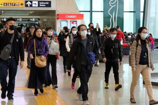 　　△1 月 31 日，因航班取消而滞留在罗马附近的达芬奇机场（Leonardo da Vinci Airport）的中国游客。图片来源 | The Straits Times