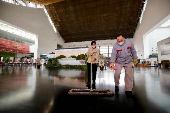 北京市属10家公园仍开园 排队间距1米不集中锻炼